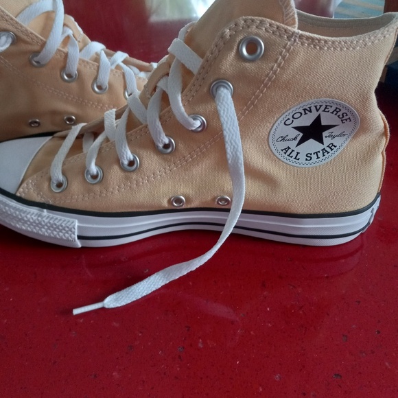 Converse- Chuck Taylor Allstar- High Tops- Women's SZ 8- NWOT - Picture 2 of 8